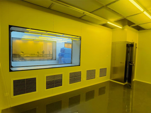 千級(jí)電子半導(dǎo)體凈化車(chē)間裝修成本分析：每平方米多少錢(qián)?